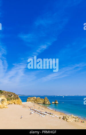 Praia da Dona Ana Strand, Lagos, Algarve, Portugal. Praia Dona Ana von steilen Klippen umgeben von bunten Schichten Stockfoto