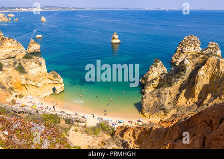 Malerischen Blick auf Praia do Camilo Strand in Lagos, Algarve, Portugal. Praia do Camilo ist einer der besten Strände an der Algarve Stockfoto