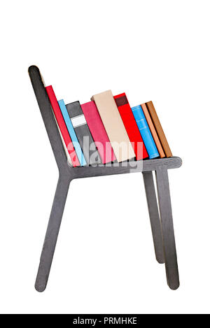 Bunte Bücher auf hölzernen Stuhl auf weißem Hintergrund. Stockfoto