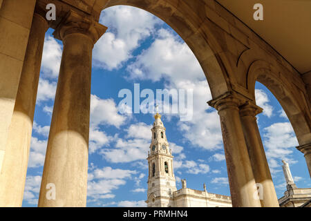 Kolonnade auf beiden Seiten der Basilika Unserer Lieben Frau vom Rosenkranz. Großen Marienheiligtum und Wallfahrtsort für Katholiken. Fatima, Portugal. Stockfoto