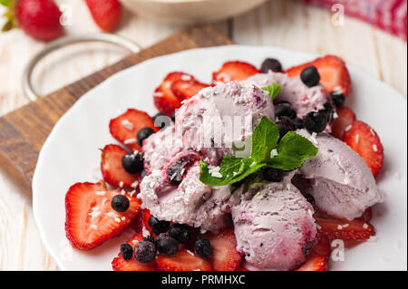 Eis mit Beeren, Erdbeeren und Minze. Stockfoto