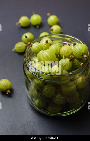 Stachelbeere in Glas Glas auf einem Tisch. Stockfoto