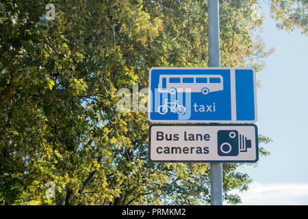 Bus Lane Kameras Zeichen, Zyklus Taxi Bus blaue Schild, Großbritannien Stockfoto