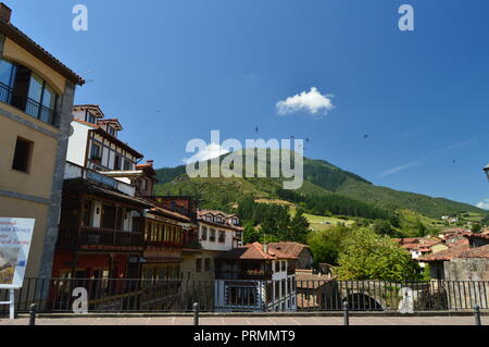 Schönes Foto von der römischen Brücke mit Gebäuden im Vordergrund und im Hintergrund die Gipfel Europas in der Villa De Potes. Natur, Architektur Stockfoto