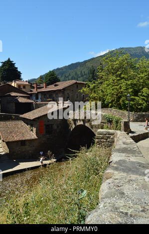 Weg in die Römische Brücke in Villa De Potes. Natur, Architektur, Geschichte, Reisen. 30. Juli 2018. Potes, Kantabrien, Spanien Stockfoto