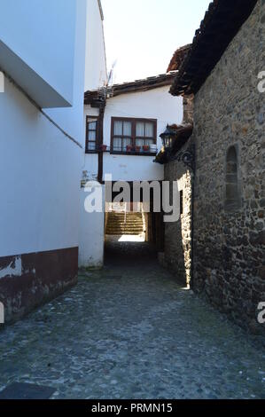 Malerische Gassen in Potes Dorf. Natur, Architektur, Geschichte, Reisen. 30. Juli 2018. Potes, Kantabrien, Spanien Stockfoto