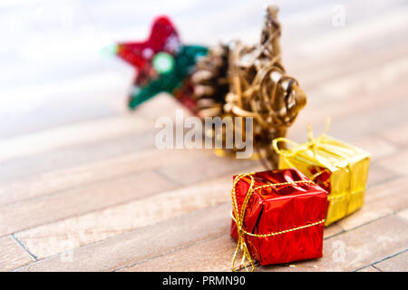 Weihnachtsdekoration und Geschenkboxen Stockfoto