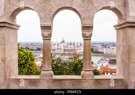 Blick auf die Donau und das ungarische Parlament von den Bögen der Fisherman's Bastion, Budapest, Ungarn Stockfoto