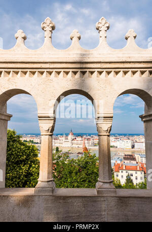 Blick auf die Donau und das ungarische Parlament von den Bögen der Fisherman's Bastion, Budapest, Ungarn Stockfoto
