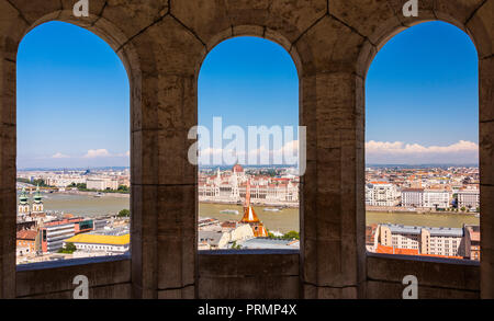 Blick auf die Donau und das ungarische Parlament von den Bögen der Fisherman's Bastion, Budapest, Ungarn Stockfoto