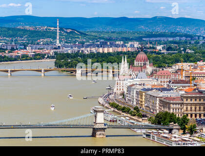 Ein Blick auf die ungarischen Parlament und Kette und Margaret Brücken von der Oberseite der Gellertberg, Budapest, Ungarn Stockfoto