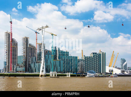 Bau in Greenwich an der Themse mit den Emirates Air Line Seilbahnen und der O2-Arena im Hintergrund, London, England Stockfoto