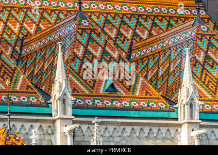 Detail der bunten Dach der Matthiaskirche in Budapest, Ungarn Stockfoto