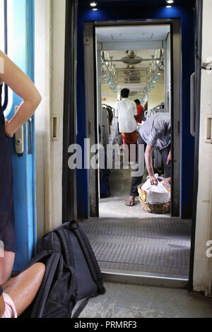 Die Lage in der malerischen Zug nach Ella, Reisende sitzen und einheimischen Verkauf von Material. In Sri Lanka, August 2018. Stockfoto