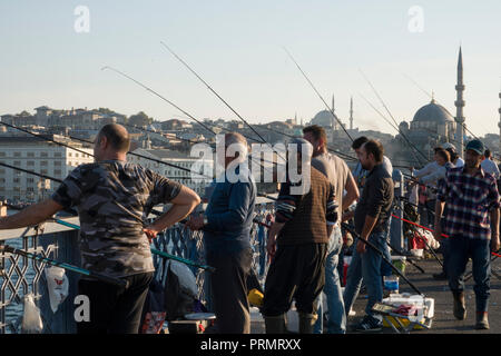 Freizeitfischer Angeln von der Galata Brücke über den Bosporus in Istanbul, Türkei Stockfoto