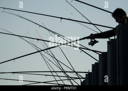 Türkische Männer angeln von der Galatabrücke, Istanbul, Türkei Stockfoto