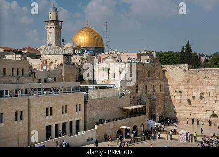 JERUSALEM, Israel - 15. MAI 2018: die Juden auf die Westlichen oder die Klagemauer, der heiligste Ort für Judentum beten Stockfoto