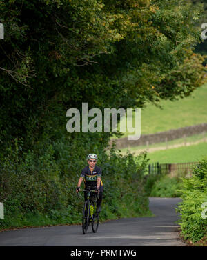 Frauen, die sich an die Damen der See Radfahren sportlich in Cumbria, Großbritannien. Stockfoto