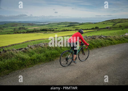 Frauen, die sich an die Damen der See Radfahren sportlich in Cumbria, Großbritannien. Stockfoto