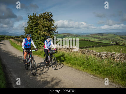 Frauen, die sich an die Damen der See Radfahren sportlich in Cumbria, Großbritannien. Stockfoto