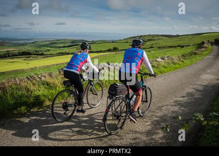 Frauen, die sich an die Damen der See Radfahren sportlich in Cumbria, Großbritannien. Stockfoto