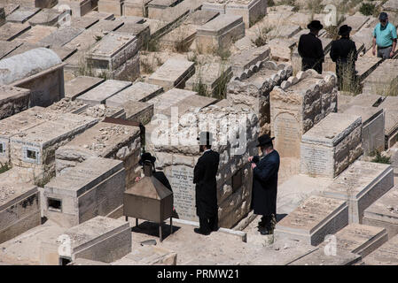 JERUSALEM, Israel - 16. MAI 2018: Orthodoxe Juden den Besuch der Gräber auf dem Jüdischen Friedhof auf dem Ölberg Stockfoto