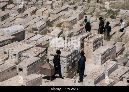 JERUSALEM, Israel - 16. MAI 2018: Orthodoxe Juden den Besuch der Gräber auf dem Jüdischen Friedhof auf dem Ölberg Stockfoto