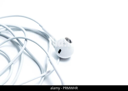 Apple Ohrhörer Musik isoliert Nahaufnahme Stockfoto