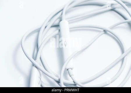 Apple Ohrhörer Musik isoliert Nahaufnahme Stockfoto