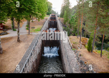 Vrangfoss Treppe Schlösser, die größte sperren und wichtige touristische Attraktion auf dem Telemarkskanal, der verbindet Skien nach Dalen in Telemark County, Norwegen Stockfoto