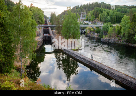 Vrangfoss Treppe Schlösser, die größte sperren und wichtige touristische Attraktion auf dem Telemarkskanal, der verbindet Skien nach Dalen in Telemark County, Norwegen Stockfoto