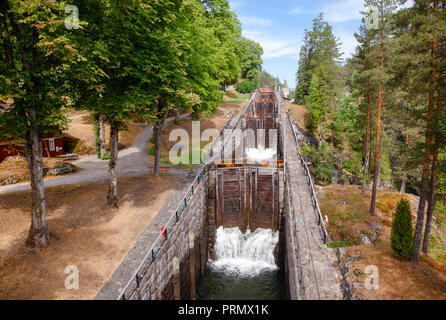 Vrangfoss Treppe Schlösser, die größte sperren und wichtige touristische Attraktion auf dem Telemarkskanal, der verbindet Skien nach Dalen in Telemark County, Norwegen Stockfoto