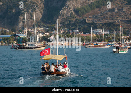 Touristenboot mit Passagieren in Fethiye, Türkei Stockfoto