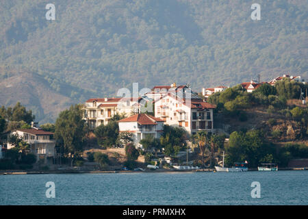 Große Häuser auf der Insel Megri - Fethiye Adasi in Fethiye, Türkei Stockfoto