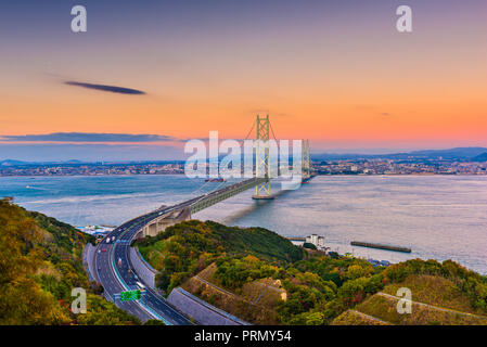 Awaji Island, Japan Ansicht der Akashi Kaikyo Ohashi Brücke überspannt den Seto Binnenmeer zu Kobe. Stockfoto