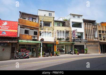 Keelung, Taiwan - September 5, 2018: Street View von Keelung city, gewöhnlichen Leben Häuserfassaden entlang der Straße Stockfoto