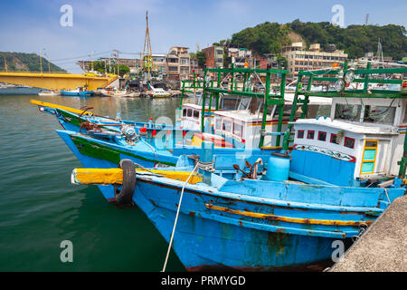 Keelung, Taiwan - September 5, 2018: Blau Holz Fischerboote in den Hafen von Keelung city günstig Stockfoto