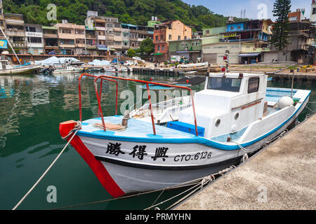 Keelung, Taiwan - 5. September 2018: Weiße Holz Fischerboot in alten Fischerhafen von Keelung city günstig Stockfoto