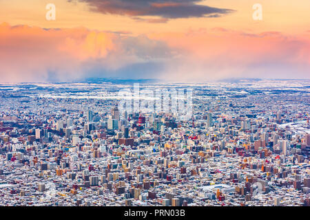 Sapporo, Japan winter Skyline Blick aus den Bergen in der Dämmerung. Stockfoto