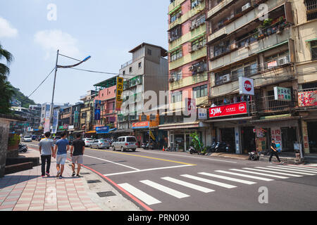 Keelung, Taiwan - September 5, 2018: Street View von Keelung city, gewöhnliche Menschen entlang der Straße Stockfoto