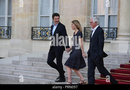 Juli 16, 2018 - Paris Frankreich: Französische Regierung Sprecher Benjamin Griveaux (L) und seiner Frau Julia Minkowski (C) der Elysee Palast verlassen nach der Rezeption der französischen Mannschaft Fußball ist, daß die Weltmeisterschaft gewonnen. *** Frankreich/KEINE VERKÄUFE IN DEN FRANZÖSISCHEN MEDIEN *** Stockfoto