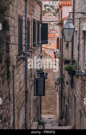 Einer der vielen engen Gassen der alten kroatischen Stadt Dubrovnik Stockfoto