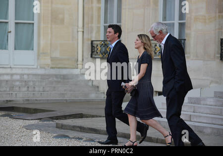 Juli 16, 2018 - Paris Frankreich: Französische Regierung Sprecher Benjamin Griveaux (L) und seiner Frau Julia Minkowski (C) der Elysee Palast verlassen nach der Rezeption der französischen Mannschaft Fußball ist, daß die Weltmeisterschaft gewonnen. *** Frankreich/KEINE VERKÄUFE IN DEN FRANZÖSISCHEN MEDIEN *** Stockfoto