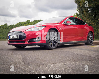 VILNIUS, LITAUEN - 26. AUGUST 2018: Tesla Model S in die Straßen der Stadt. Stockfoto