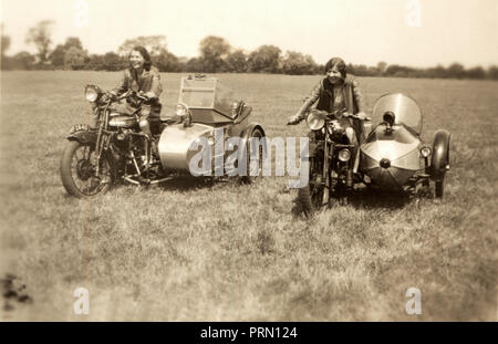Zwei Frauen reiten ihre Veteran Motorrad Kombinationen in einem Feld. 1927 Norton Big Four 600cc auf der linken Seite in den späten 1920er Jahren Stockfoto