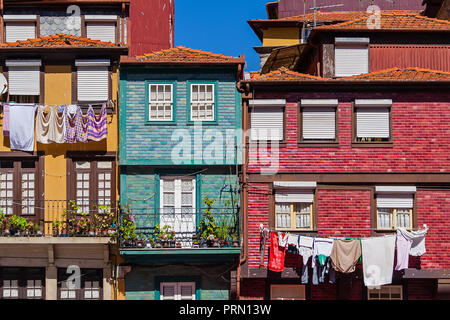 Nahaufnahme eines typischen Fassade mit bunten Kacheln in Lissabon