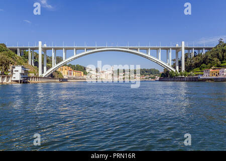 Ponte da arrabida Brücke in Porto oder Stadt Porto, Portugal. Verbindet die Städte von Porto oder Porto und Vila Nova de Gaia über den Fluss Douro Stockfoto