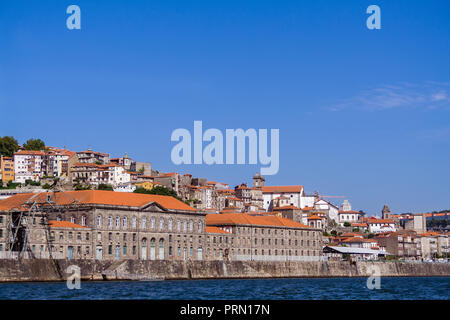 Alfandega Nova do Porto oder Porto Customs House vom Fluss Douro Fluss gesehen. Derzeit als Museum für Verkehr und Kommunikation verwendet. Porto Porto Portugal Stockfoto