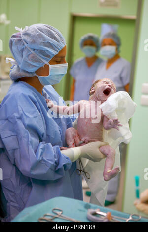 Krankenschwester in den neugeborenen Händen hält, Tschechische Republik Stockfoto