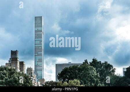 New York, 24. September 2018: 432 Park Avenue Residential Tower steigt in bewölkten Himmel, Blick vom Central Park. Stockfoto